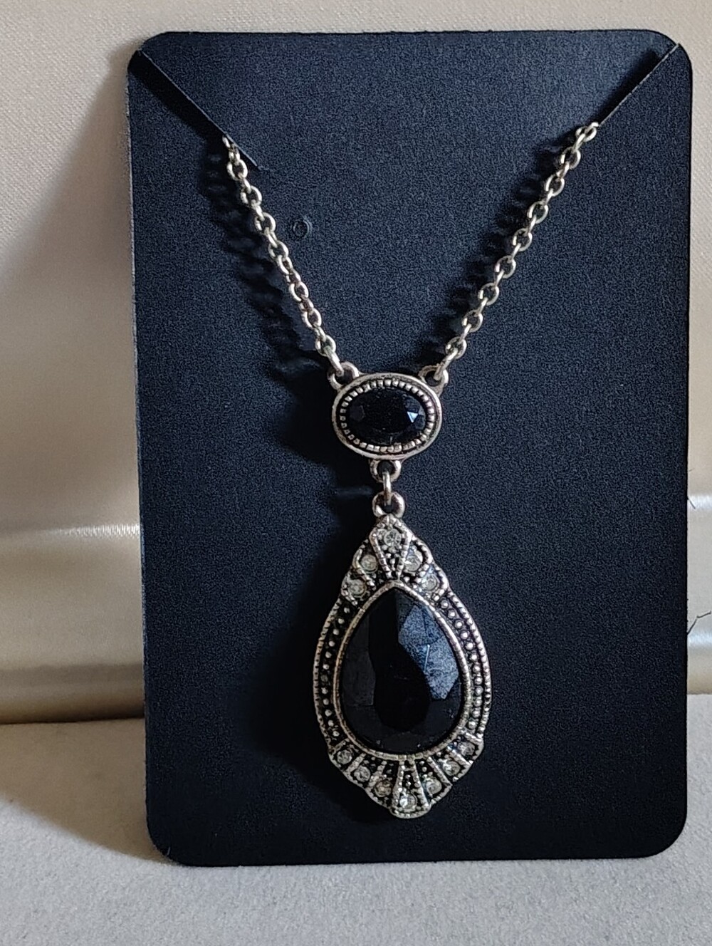 📿 Vintage Avon NRT Silver Tone Black Teardrop Filigree Pendant Necklace